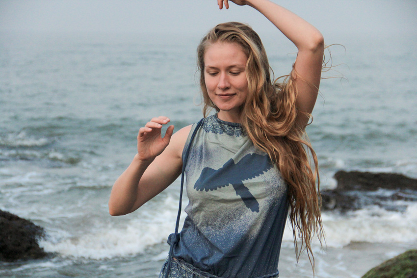 Дизайнерское серое платье