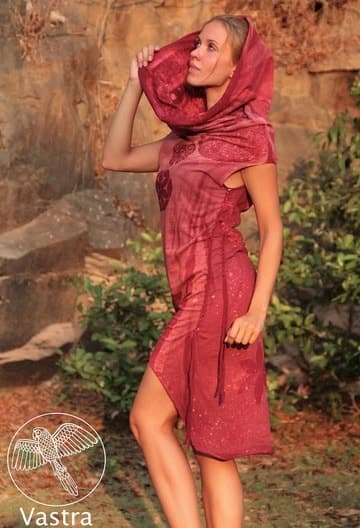 Бордовое платье с капюшоном