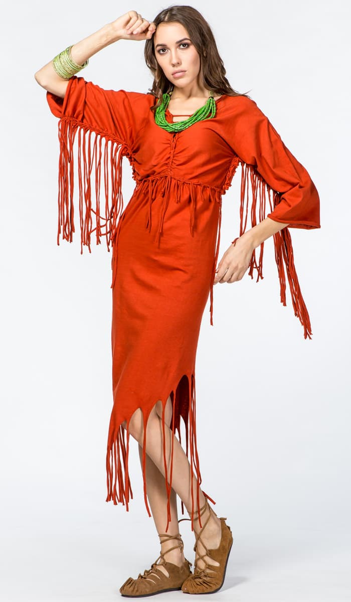 Оранжевое платье с бахромой