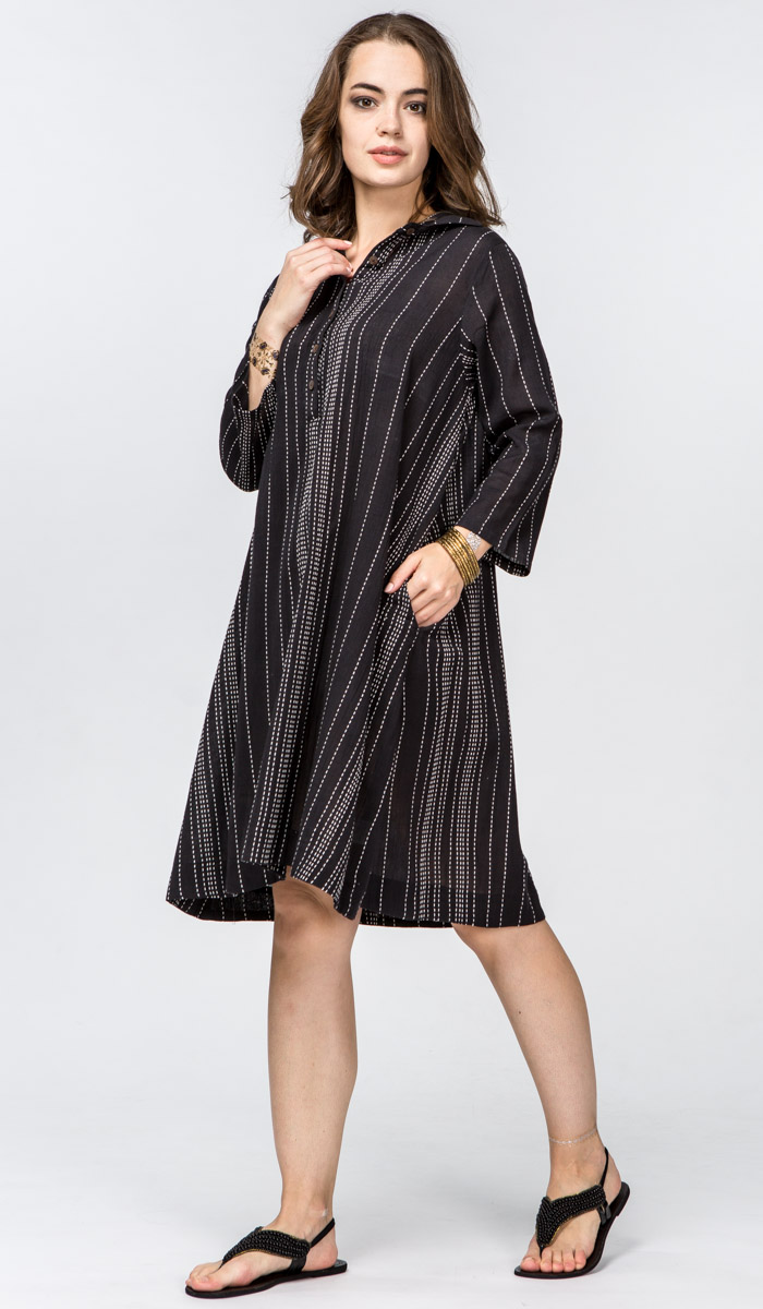 Черное платье в полоску