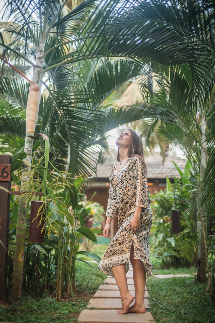 Женское платье с этно рисунком