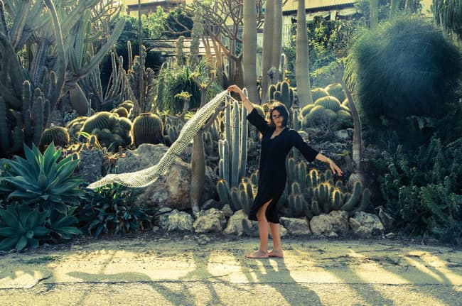 Черное однотонное платье