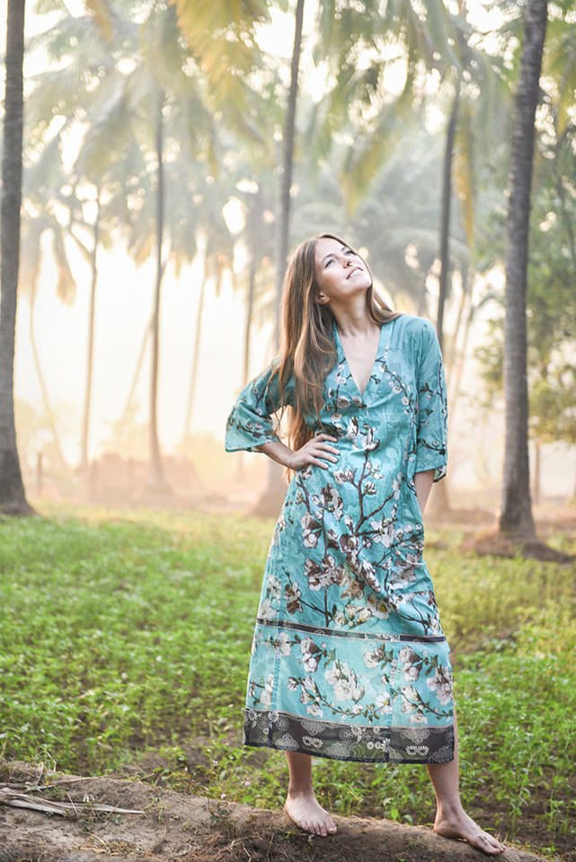 Голубое длинное платье с цветами