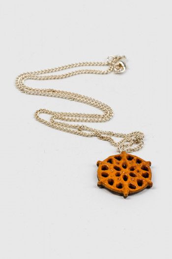 Деревянный кулон на цепочке Оазис