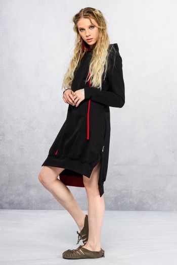 Черное платье с капюшоном Пирамида