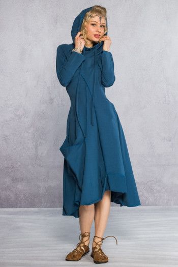 Платье с капюшоном Химават