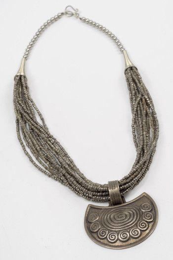 Колье с медальоном Лачунг