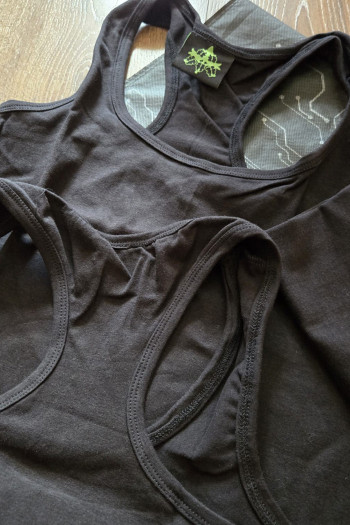 Чёрная майка Каладиум