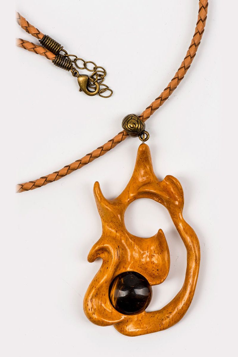 Деревянный кулон с камнем Амелия