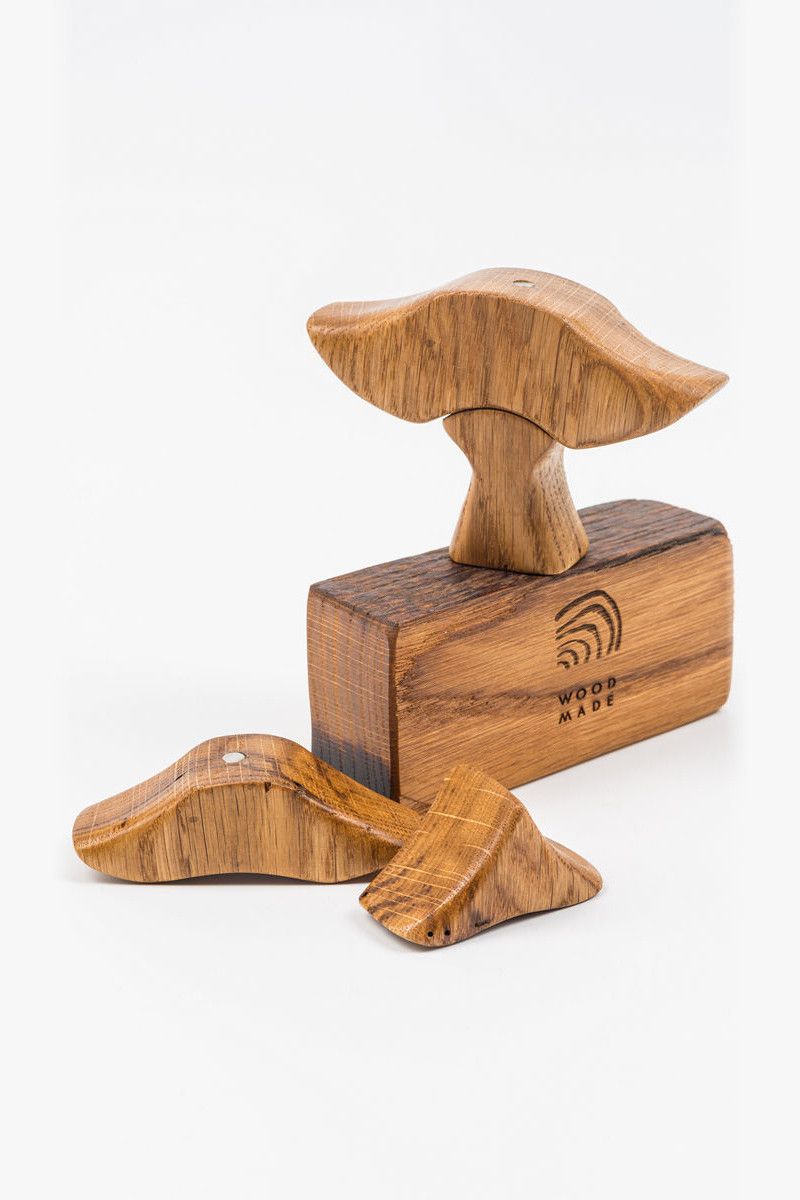 Деревянная ель на подставке