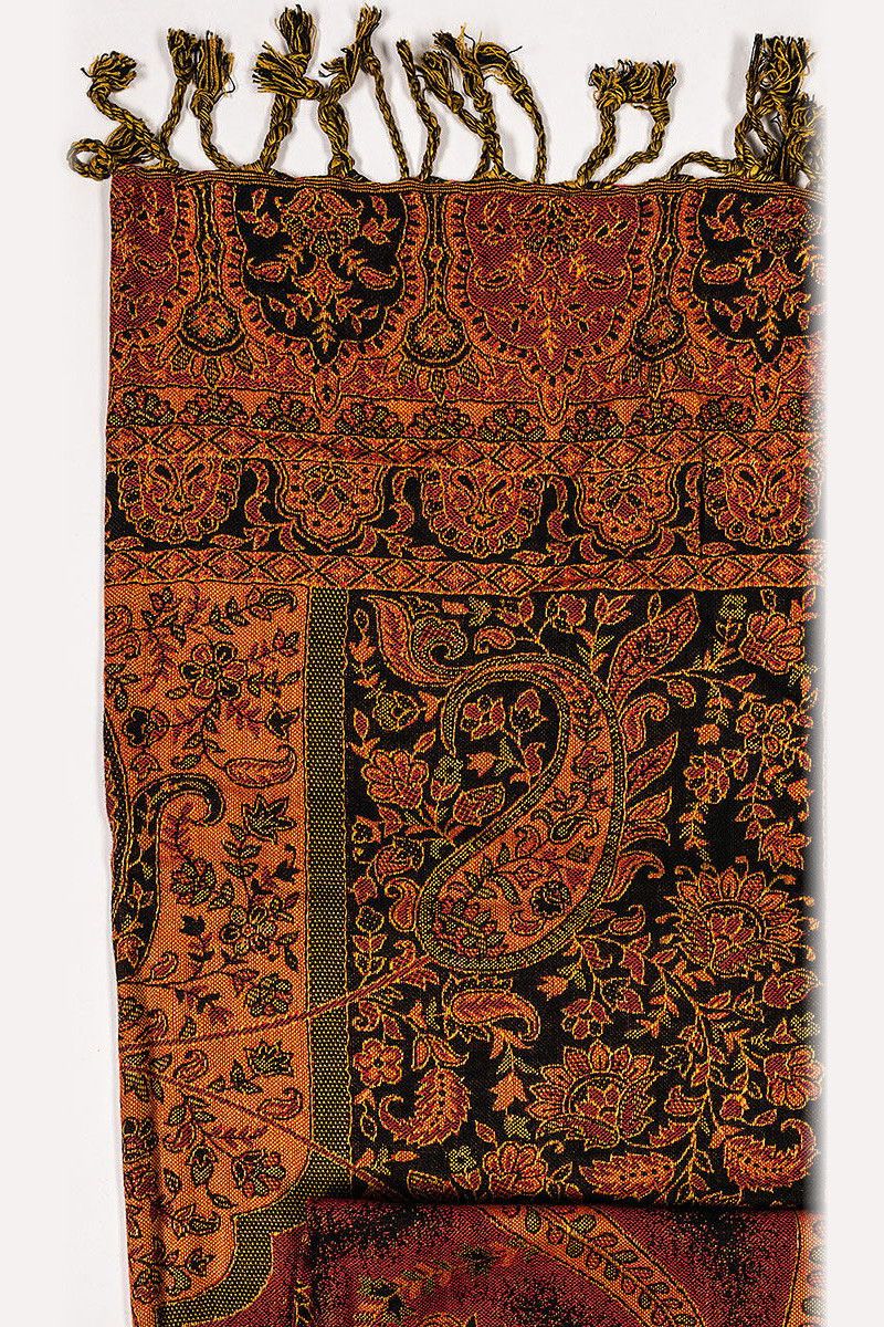 Шарф с рисунком Карвар