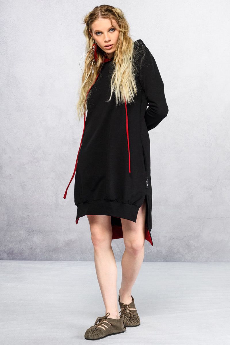 Черное платье с капюшоном Пирамида