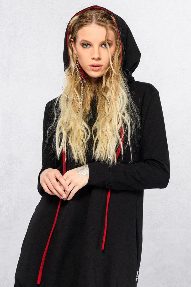 Черное платье с капюшоном Пирамида