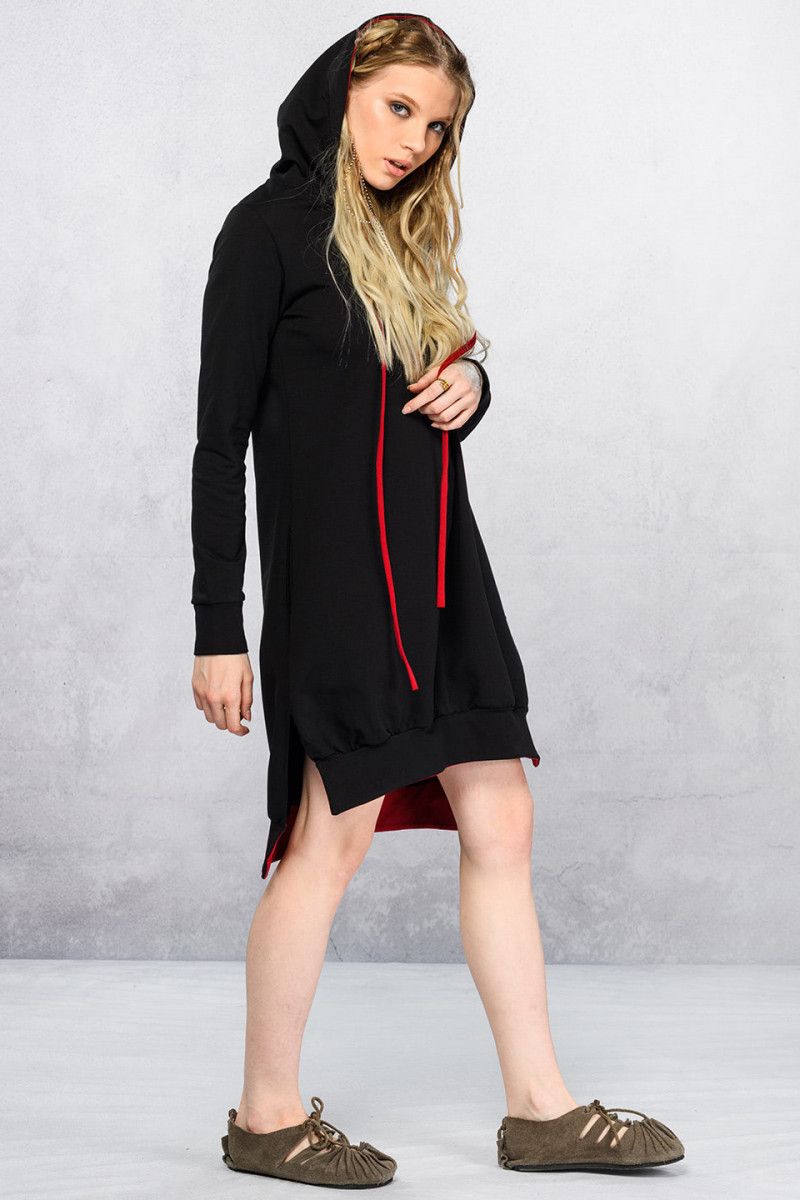 Черное платье с капюшоном Пирамида