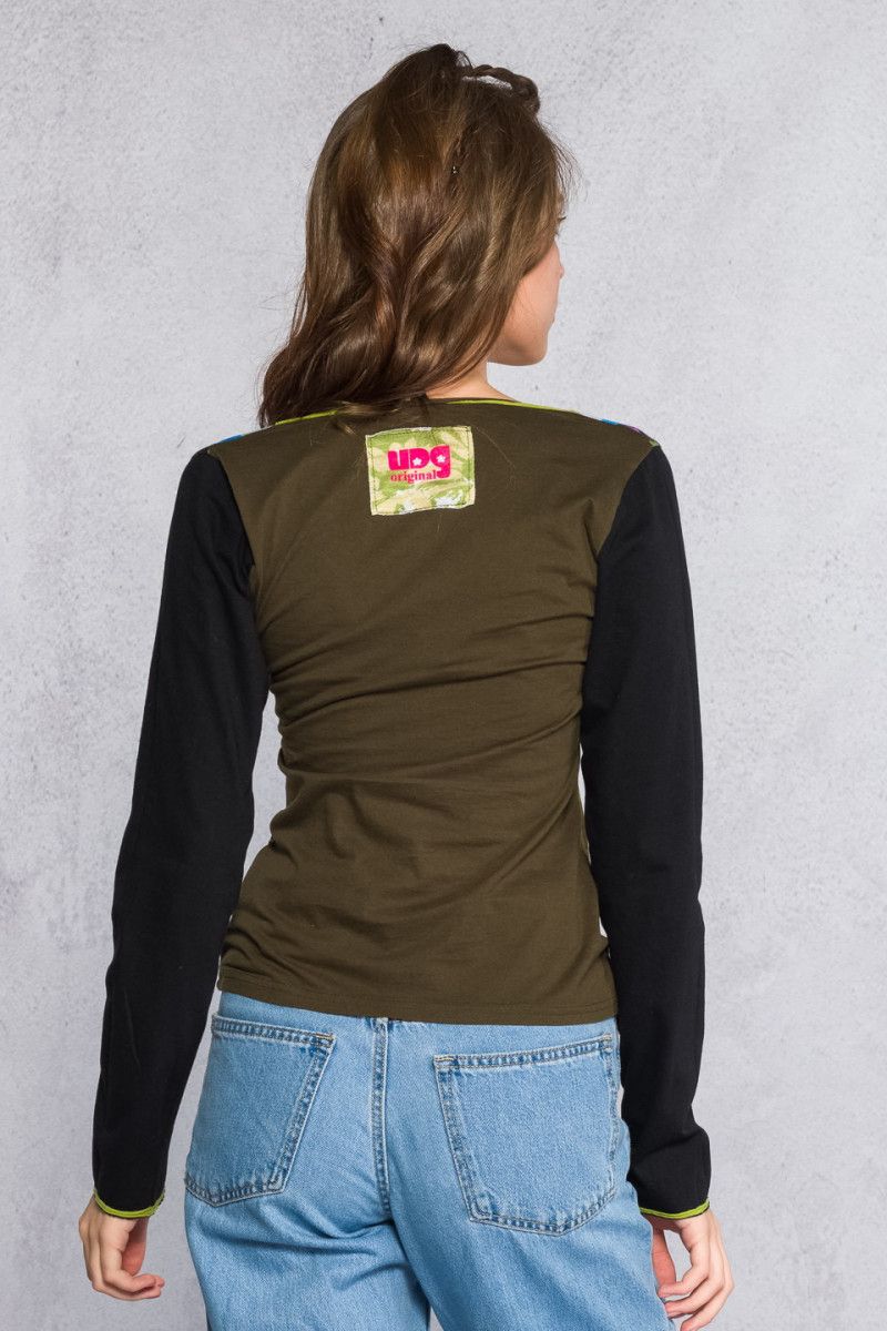 Яркая кофта Прагхаса