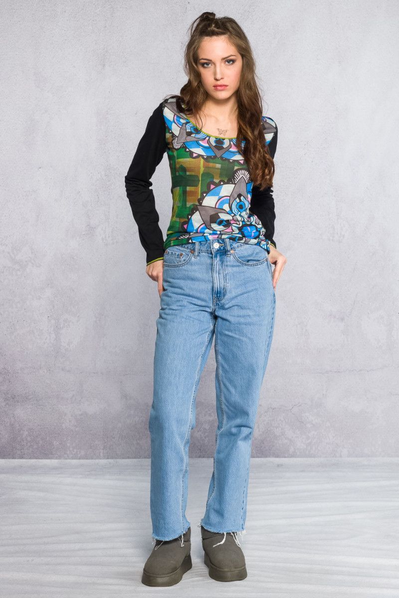 Яркая кофта Прагхаса