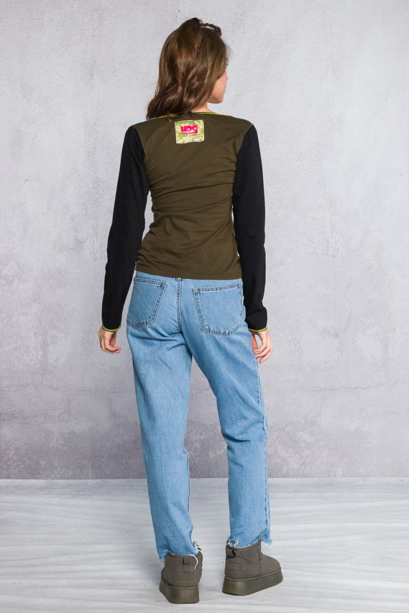 Яркая кофта Прагхаса